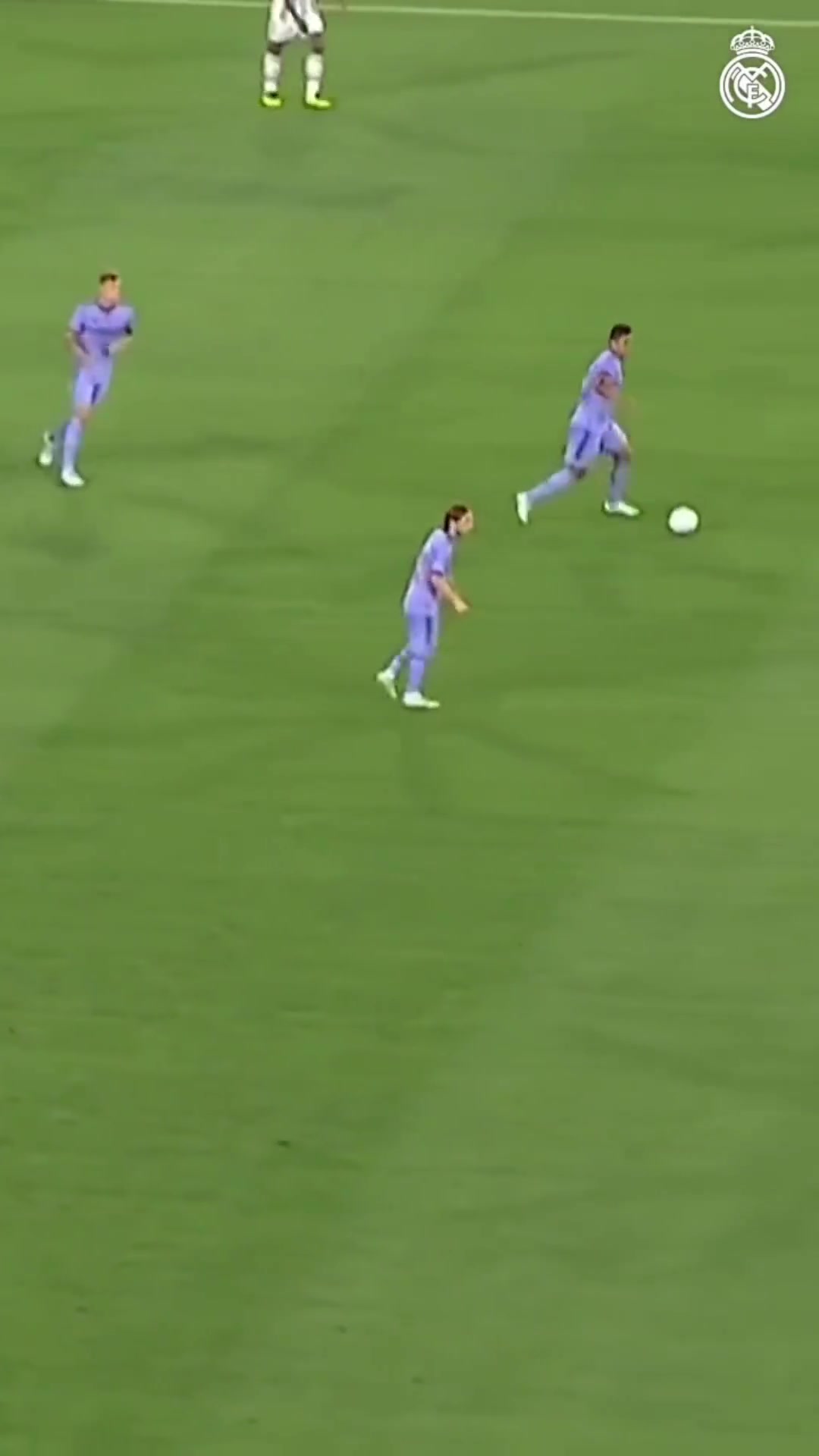 这就是典礼三中场简单配合后直接打开进攻思路